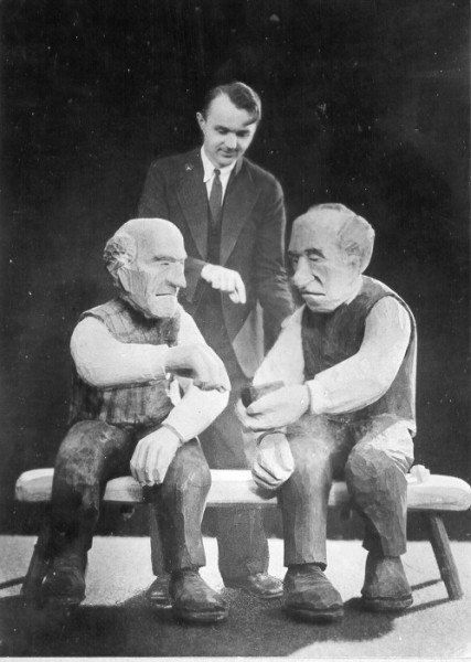 Fritz Franzén med två av sina gubbar