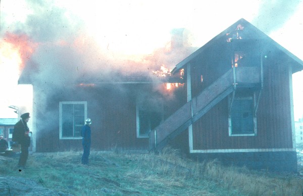 Oxelö gård eldas upp